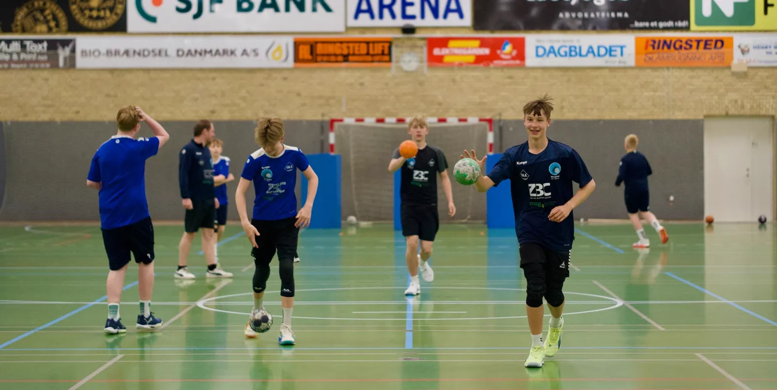 Håndboldspillere til morgentræning i hallen hos IKA Ringsted