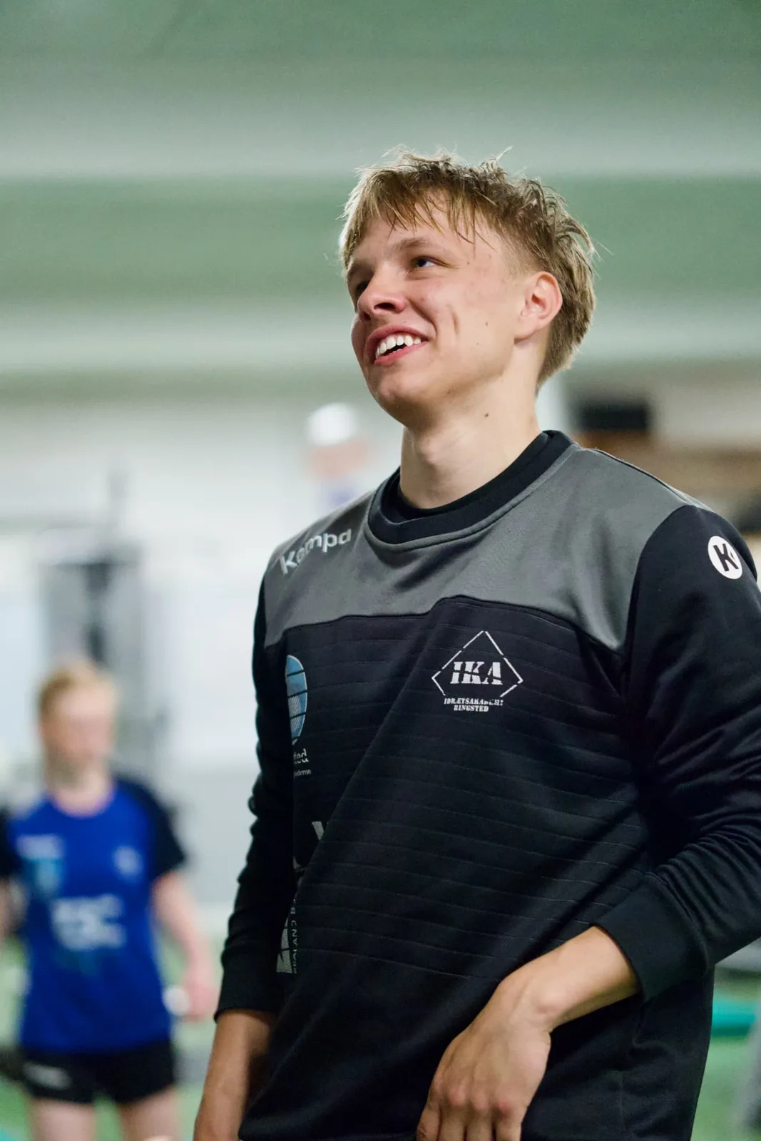 Smilende IKA-udøver efter træning