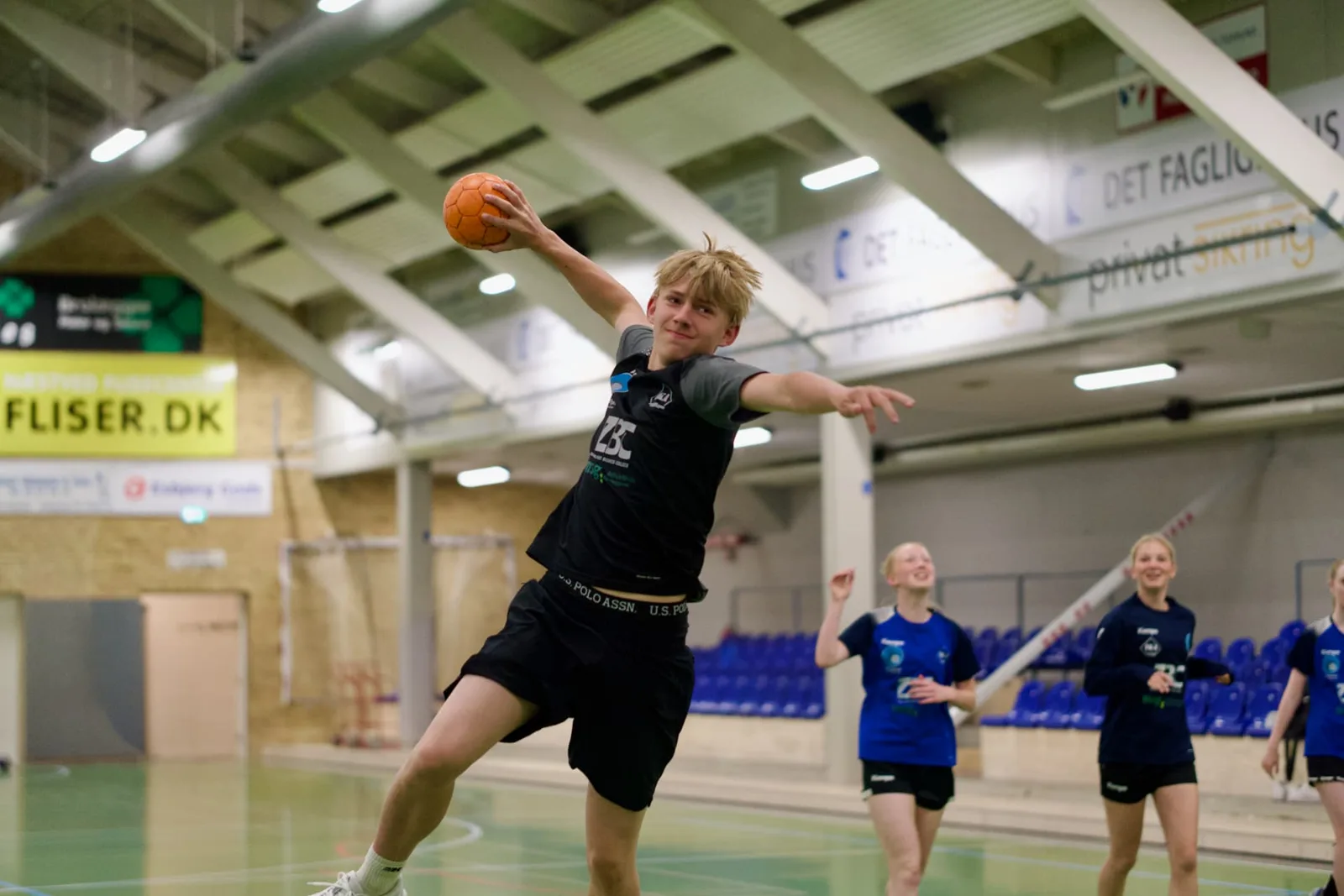 Håndboldspiller i hopskud