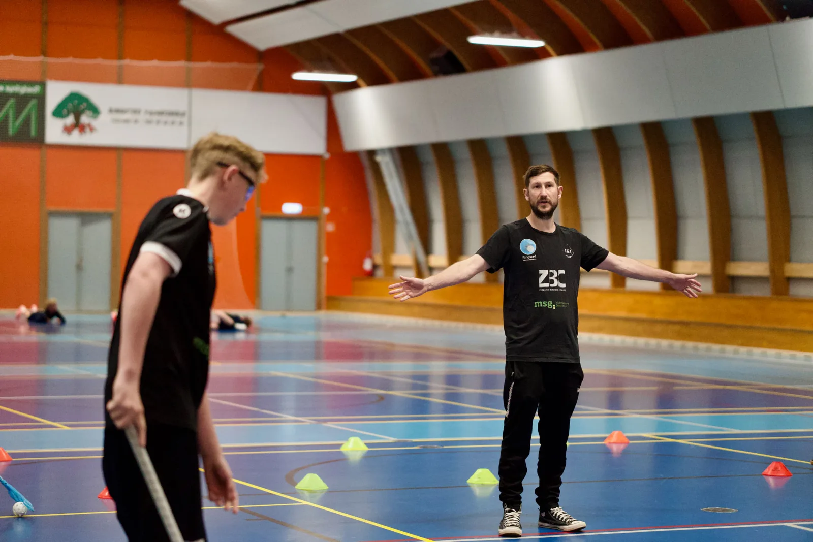 Træner instruerer udøvere hos IKA Ringsted